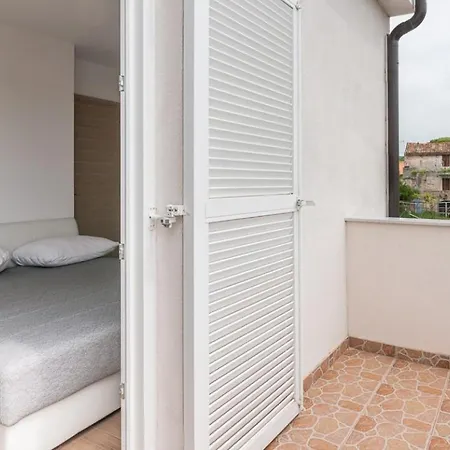 Apartment With Pool In Kornić Buitenkant foto