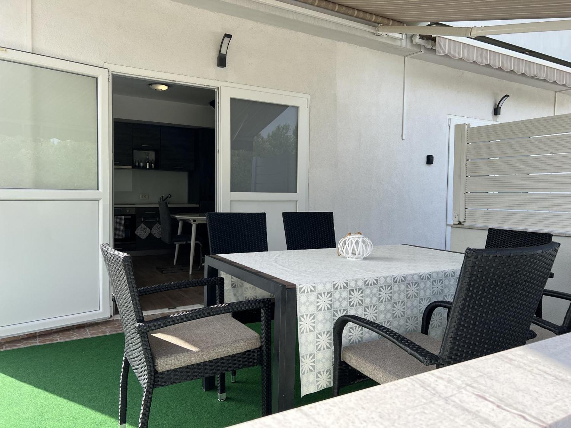 Apartment With Pool In
