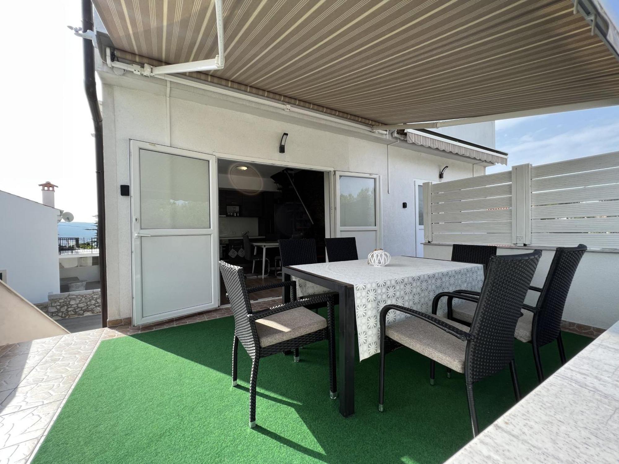Apartment With Pool In
